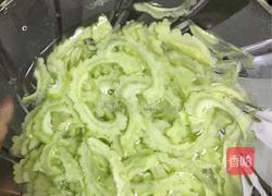 翡翠黄金（苦瓜炒蛋）的做法图解2