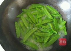 荷兰豆炒香肠的做法图解2