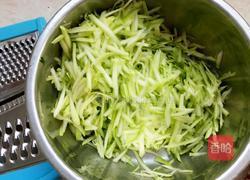 猪肉南瓜水饺的做法图解2