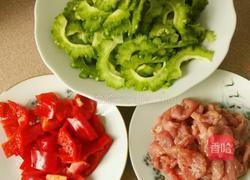 彩椒肉片炒苦瓜的做法图解2