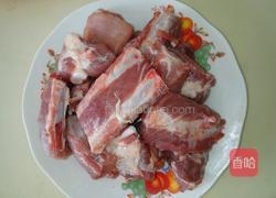 胡萝卜玉米排骨汤的做法图解1