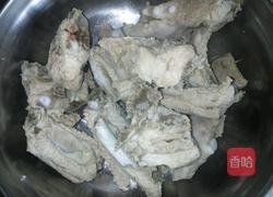 胡萝卜玉米排骨汤的做法图解6