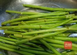 辣炒空心菜梗的做法图解1