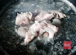 猪大骨炖酸菜的做法图解2