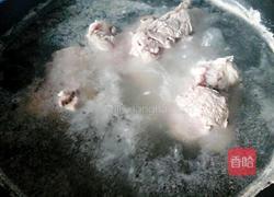 猪大骨炖酸菜的做法图解3