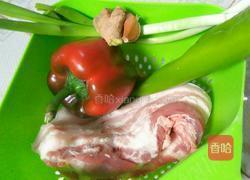 彩椒五花肉的做法图解1