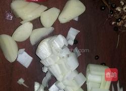 卷心菜腌肉炒饼丝的做法图解1