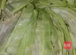 卷心菜腌肉炒饼丝的做法图解2