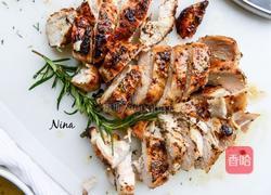 迷迭香煎鸡胸佐圣女果色拉的做法图解2