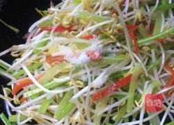 芹菜炒绿豆芽的做法图解9