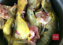 黄骨鱼番茄汤的做法图解1