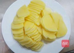 彩椒炒土豆片的做法图解1