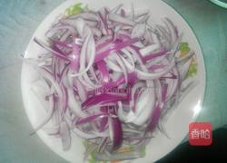 洋葱焖年糕的做法图解1