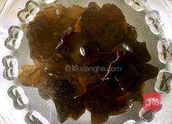 洋葱炒青椒木耳的做法图解1