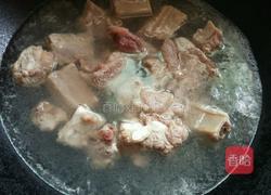 排骨炖萝卜的做法图解1