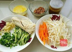 芝香绿豆芽拌面的做法图解1