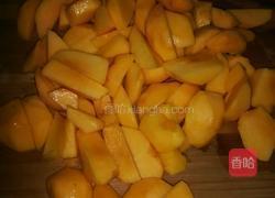 黄桃罐头的做法图解2