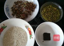 金银花绿豆红糖粥的做法图解1