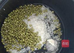 金银花绿豆红糖粥的做法图解4