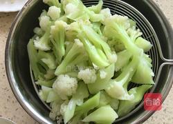 圣女果炒菜花的做法图解2
