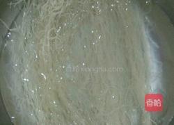 卷心菜炒粉丝的做法图解1