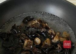 凉拌洋葱木耳的做法图解2