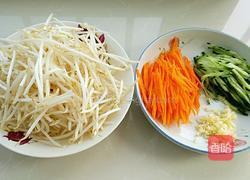 凉拌绿豆芽的做法图解1