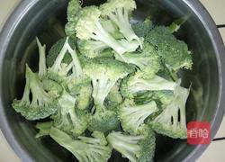 西兰花炒彩椒的做法图解1