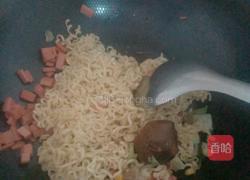 火腿炒面的做法图解4