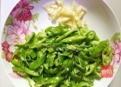 辣椒炒猪耳朵的做法图解1