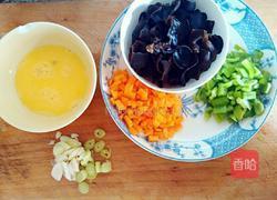 木耳蛋炒饭的做法图解1