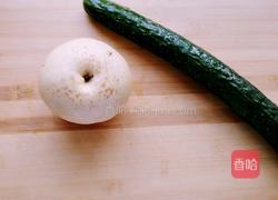 蜂蜜黄瓜雪梨汁的做法图解1