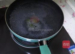 水煮韭菜饺子的做法图解1