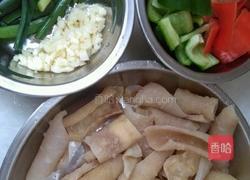 彩椒炒猪皮的做法图解1