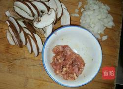 香辣猪肉香菇拌面的做法图解2