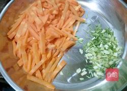 胡萝卜炒玉米粒的做法图解2