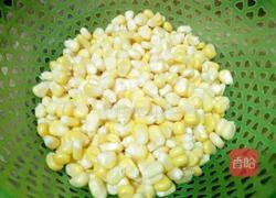 胡萝卜炒玉米粒的做法图解1