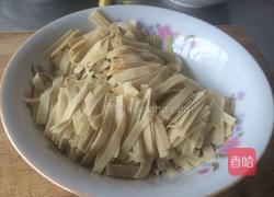 豆芽青椒炒百叶的做法图解2