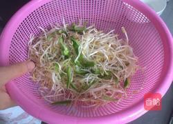 豆芽青椒炒百叶的做法图解5