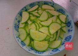 火腿肠炒西葫芦的做法图解1