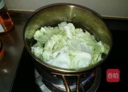 猪肉卷心菜馅饼的做法图解2