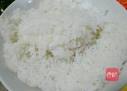 胡萝卜鸡蛋炒饭的做法图解1