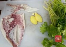 芹菜炒干鱿的做法图解1