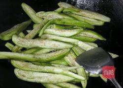 罐头鱼青茄子的做法图解2