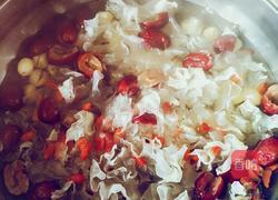 银耳莲子汤的做法图解2