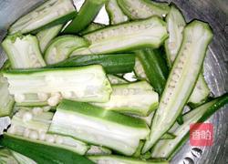 辣椒圈炒秋葵（简易版）的做法图解1