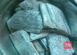 带鱼炖宽粉的做法图解1