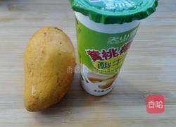 鲜榨芒果酸奶汁的做法图解1