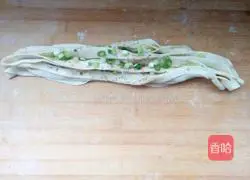How to make hand-caught scallion pancakes 3