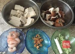 香菇虾仁炖豆腐的做法图解1